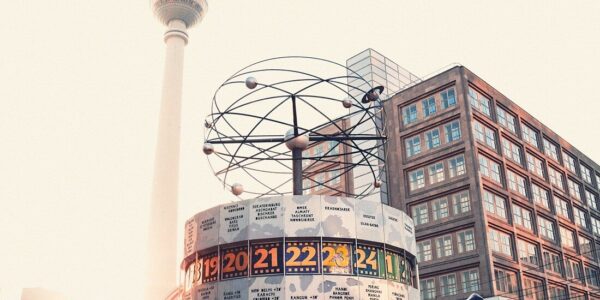 Anreise nach Berlin und wo aussteigen: Dein Guide zu Flug, Bahn und Bus