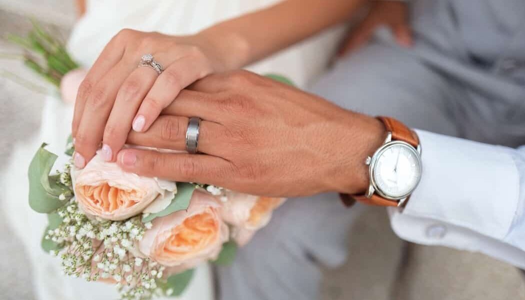 So verrückt sind traditionelle Hochzeitsbräuche!