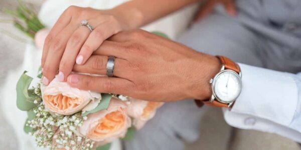 So verrückt sind traditionelle Hochzeitsbräuche!